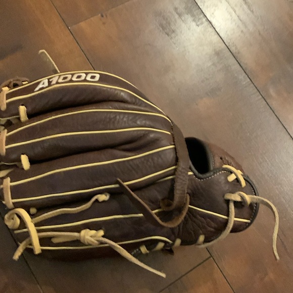 Wilson glove a1000